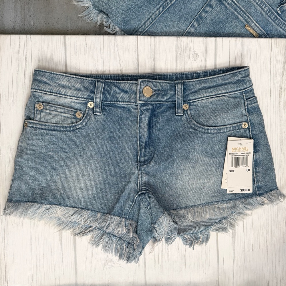 NWT Michael Kors Women’s Light Blue Wash Denim Frayed Hem Shorts Size 00